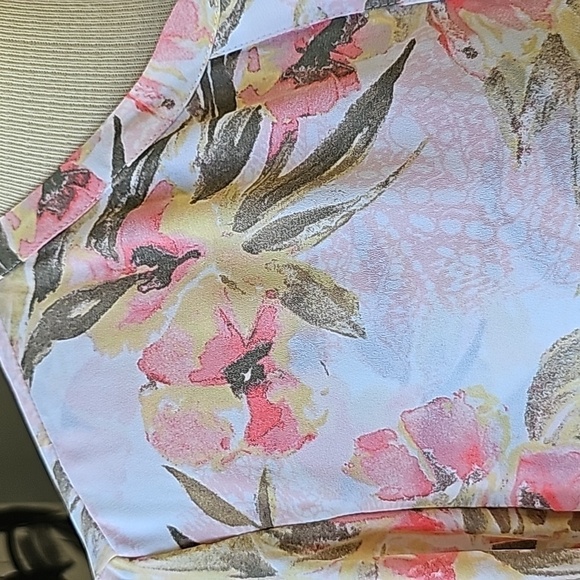 Chico's blouse, lovely colors. Size 1. V neck tab sleeves. Chiffon overlay. Love - Picture 4 of 11